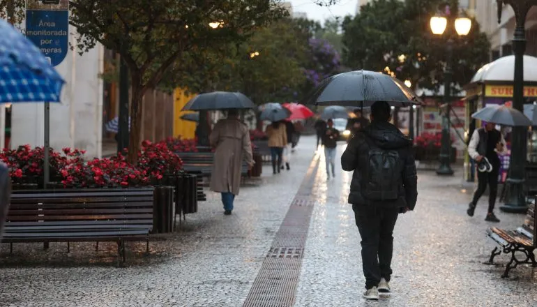 Janeiro de 2026 terá muita chuva e calor dentro da média no Paraná