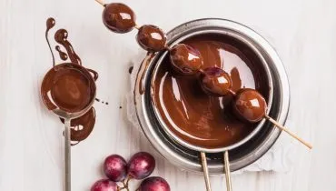 Espetinho de uva com chocolate para o Ano-Novo (Imagem: VICUSCHKA | Shutterstock)