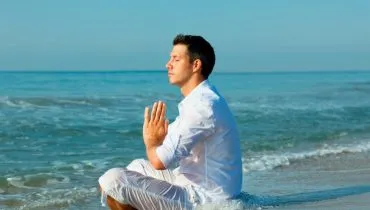 Momentos de oração promovem paz interior e atraem energias positivas, criando um ambiente de fé e proteção para um novo ciclo (Imagem: altafulla | Shutterstock)