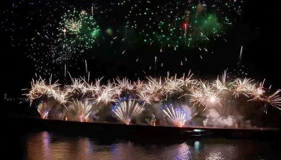 Queima de fogos na Ponte de Guaratuba marca chegada de 2026; veja o vídeo