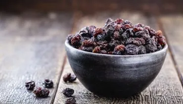 O consumo da uva-passa é benéfico para a saúde do corpo (Imagem: RHJPhotos | Shutterstock)
