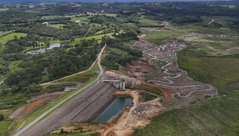 São José dos Pinhais, 31 de dezembro de 2026 - Fechamento da comporta e início do armazenamento de água da barragem do Miringuava.