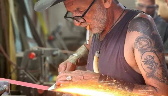 Com facas que valem milhares de reais, encontro vai reunir 100 cuteleiros em Curitiba