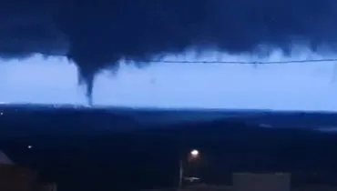 Imagem mostra a formação de uma nuvem funil no Paraná.