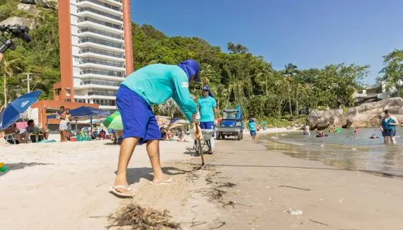 Sanepar remove 8,8 toneladas de lixo das praias do Paraná após Réveillon