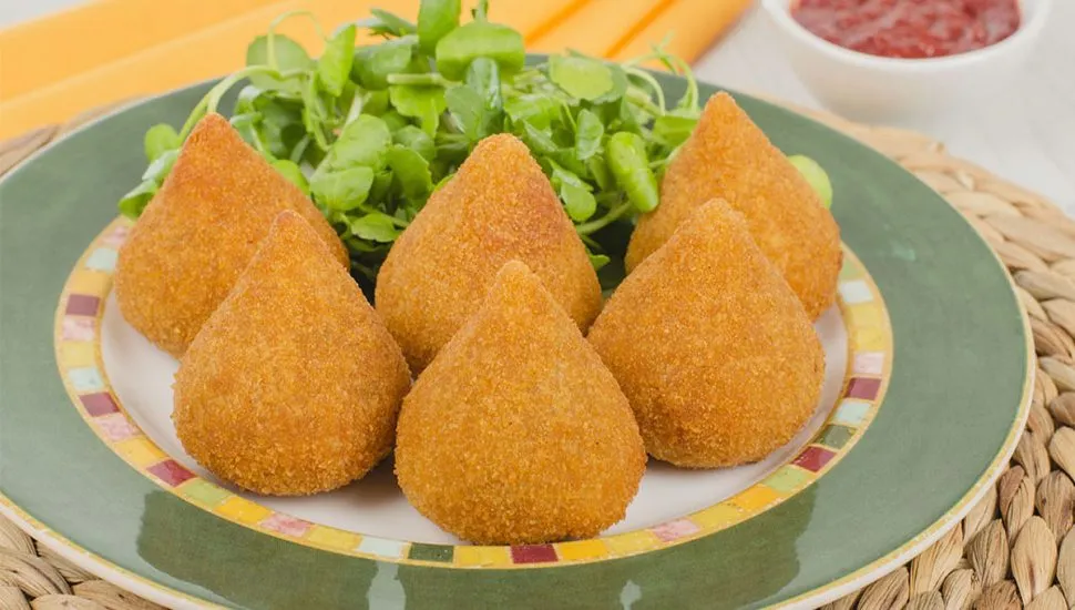 Coxinha vegana recheada com proteína de soja (Imagem: Paul_Brighton | Shutterstock)