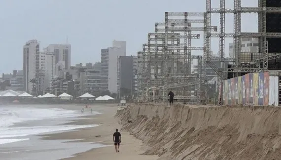 Ressaca provoca erosão em Matinhos e chega perto do palco do Verão Maior Paraná