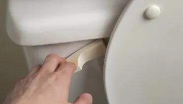 Uso errado da descarga pode ser o vilão do cheiro de esgoto em casa