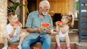 Curtir a estação de forma segura exige atenção redobrada à saúde, sobretudo entre crianças e idosos, incluindo a escolha de alimentos que contribuem para a hidratação do corpo (Imagem: Dusan Petkovic | Shutterstock)