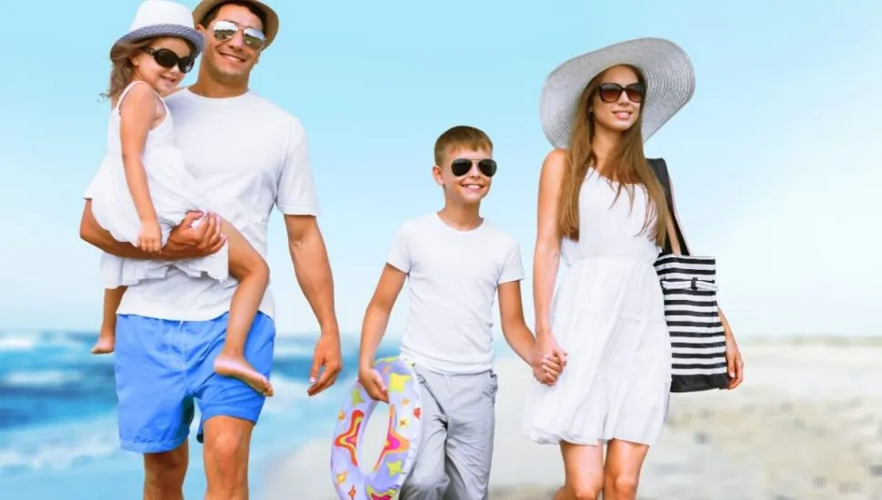 O verão e o período de férias ampliam a rotina de lazer das crianças, tornando os cuidados dos responsáveis ainda mais necessários (Imagem: Billion Photos | Shutterstock)