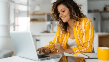 Pequenas mudanças no dia a dia ajudam a recuperar foco, energia e bem-estar (Imagem: Dorde Krstic | Shutterstock)