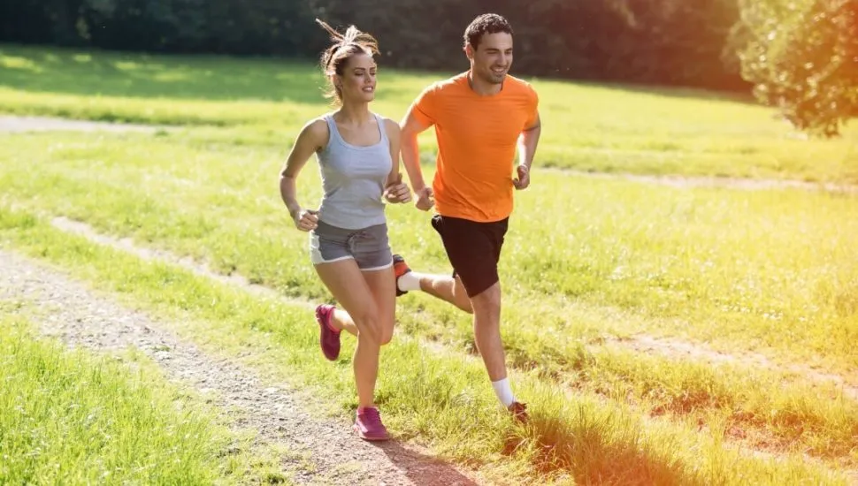 Praticar exercícios físicos ao ar livre proporciona bem-estar físico e mental completo (Imagem: NDAB Creativity | Shutterstock)