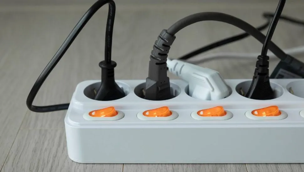 Imagem mostra uma régua de tomadas com muitas conexões.