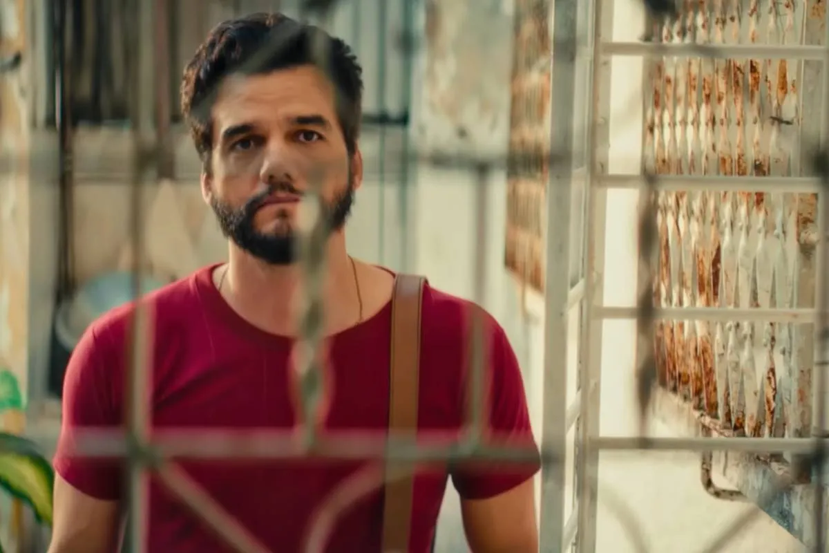 Imagem mostra Wagner Moura em atuação no filme O Agente Secreto.