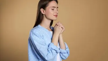 A prática de orar ajuda a manter o equilíbrio emocional e a cultivar esperança (Imagem: New Africa | Shutterstock)