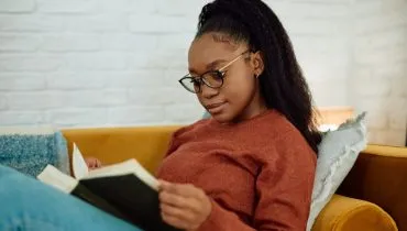 A leitura ajuda no desenvolvimento pessoal e no aprendizado contínuo (Imagem: Drazen Zigic | Shutterstock)