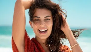 Tomar alguns cuidados especiais garante fios saudáveis durante o verão (Imagem: Ground Picture | Shutterstock)