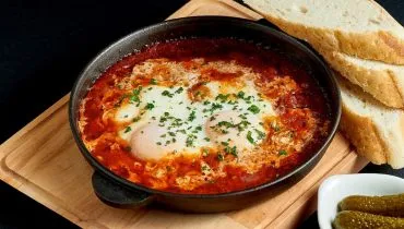 Ovo pochê com molho de tomate (Imagem: ismishko | Shutterstock)