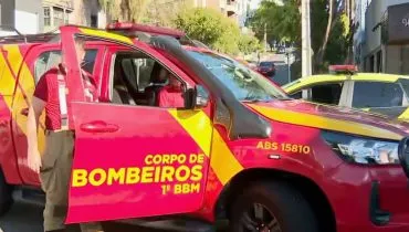 Imagem mostra uma caminhonete dos Bombeiros em atendimento em Curitiba.