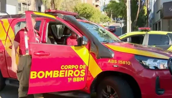 Princípio de incêndio em casa noturna em Curitiba mobiliza Bombeiros e trava avenida