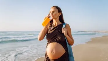 Grávidas são mais sensíveis ao calor e precisam ter cuidado na praia (Imagem: maxbelchenko | Shutterstock)