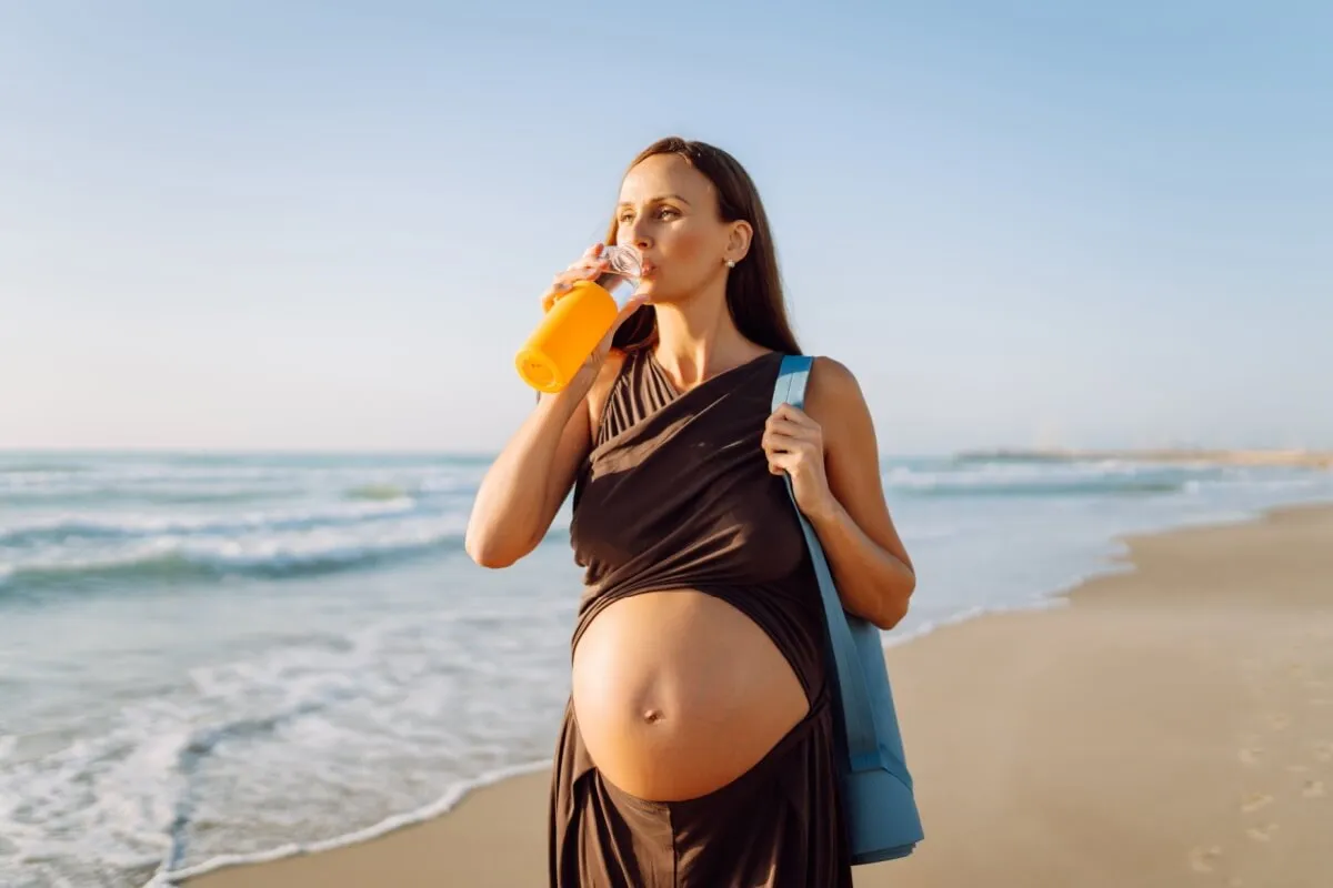 Grávidas são mais sensíveis ao calor e precisam ter cuidado na praia (Imagem: maxbelchenko | Shutterstock)