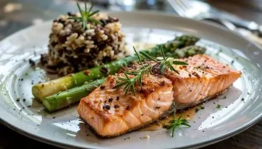 Salmão grelhado com arroz selvagem e aspargos (Imagem: Food is Love | Shutterstock)