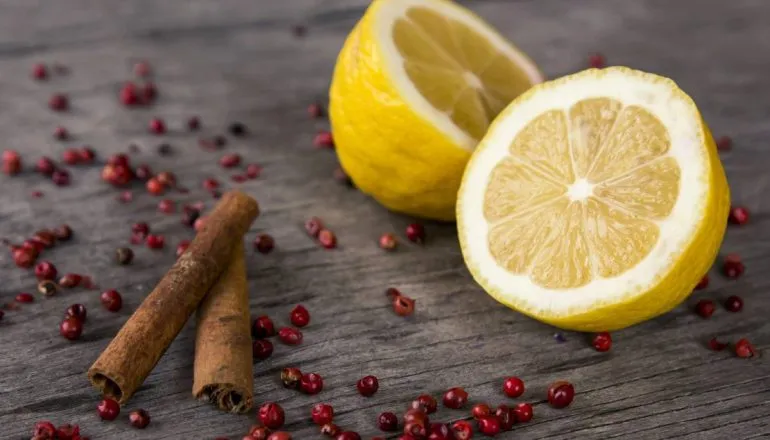 Ferver limão com canela: para que serve e por que essa prática ganhou espaço nas casas brasileiras