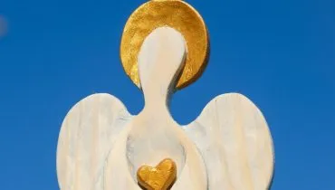 Os anjos da guarda são considerados guardiões celestiais que acompanham e protegem as pessoas ao longo da vida (Imagem: Ganna Zelinska | Shutterstock)