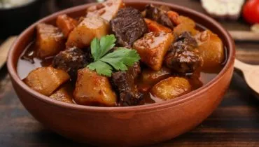 Picadinho de carne com cenoura e batata (Imagem: New Africa | Shutterstock)