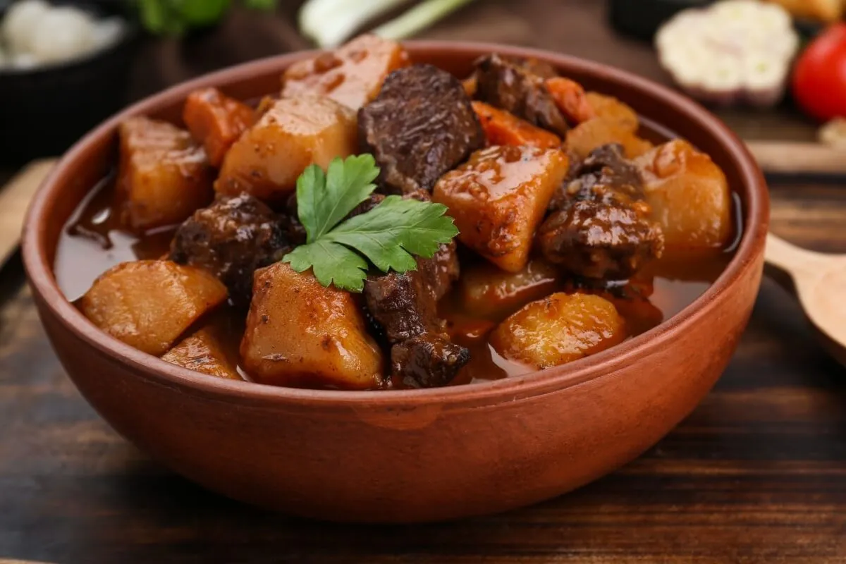 Picadinho de carne com cenoura e batata (Imagem: New Africa | Shutterstock)