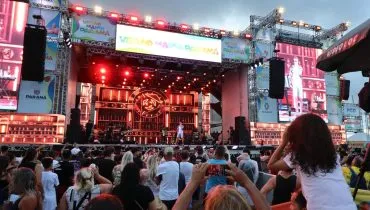 Imagem mostra um palco de um grande show.