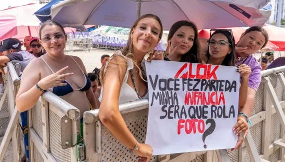 Fãs fazem fila de madrugada para garantir grade no show de Alok em Matinhos
