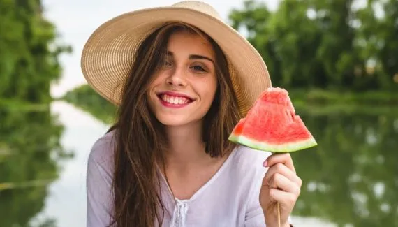 6 alimentos que auxiliam no emagrecimento e aliviam o calor