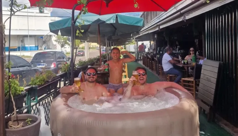 Boteco raiz em Curitiba inova com hidro para refrescar no verão