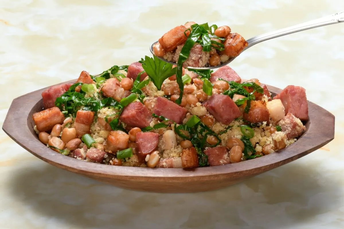 Feijão-tropeiro (Imagem: EDSON DE SOUZA NASCIMENTO | Shutterstock)