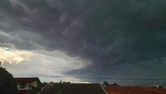 Dia vira noite em parte de Curitiba; chuva forte e vendaval