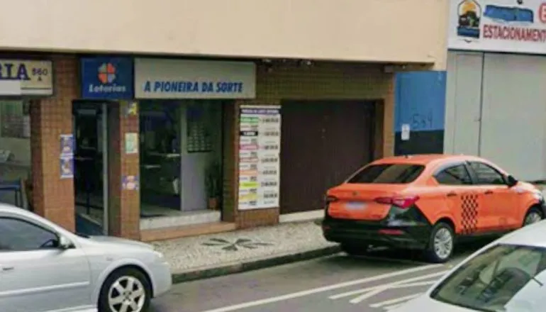 m mostra uma lotérica de Curitiba onde saiu o prêmio da Lotofácil. 