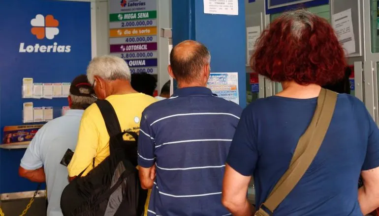 Bolão de Curitiba acerta a Lotofácil e divide prêmio milionário; Veja o resultado!