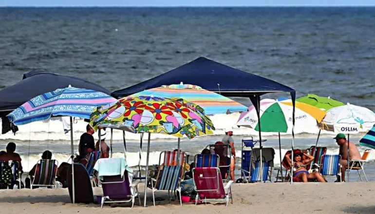 Polêmica nas praias: Matinhos aperta cerco contra “privatização” de praias e comércio irregular