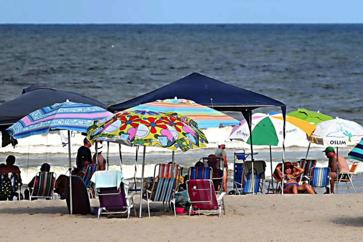 Imagem mostra barracas montadas na orla de uma praia