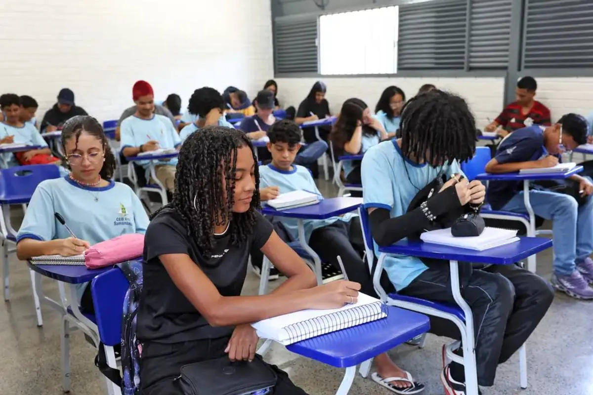 Imagem mostra estudantes em uma sala de aula durante o Enem.