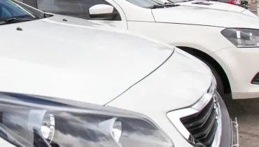 Imagem ilustrativa mostra carros estacionados.