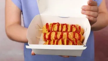 Imagem mostra um tradicional CornDog coreano.