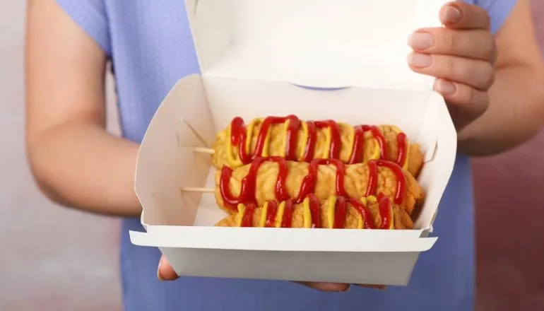 Shopping de Curitiba recebe festival de corn dogs e culinária coreana neste mês