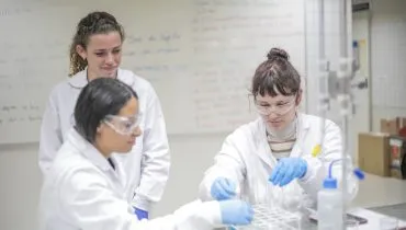 Técnico em Química atua em laboratórios e processos industriais, unindo precisão analítica, controle de qualidade e inovação em diversos setores da economia.