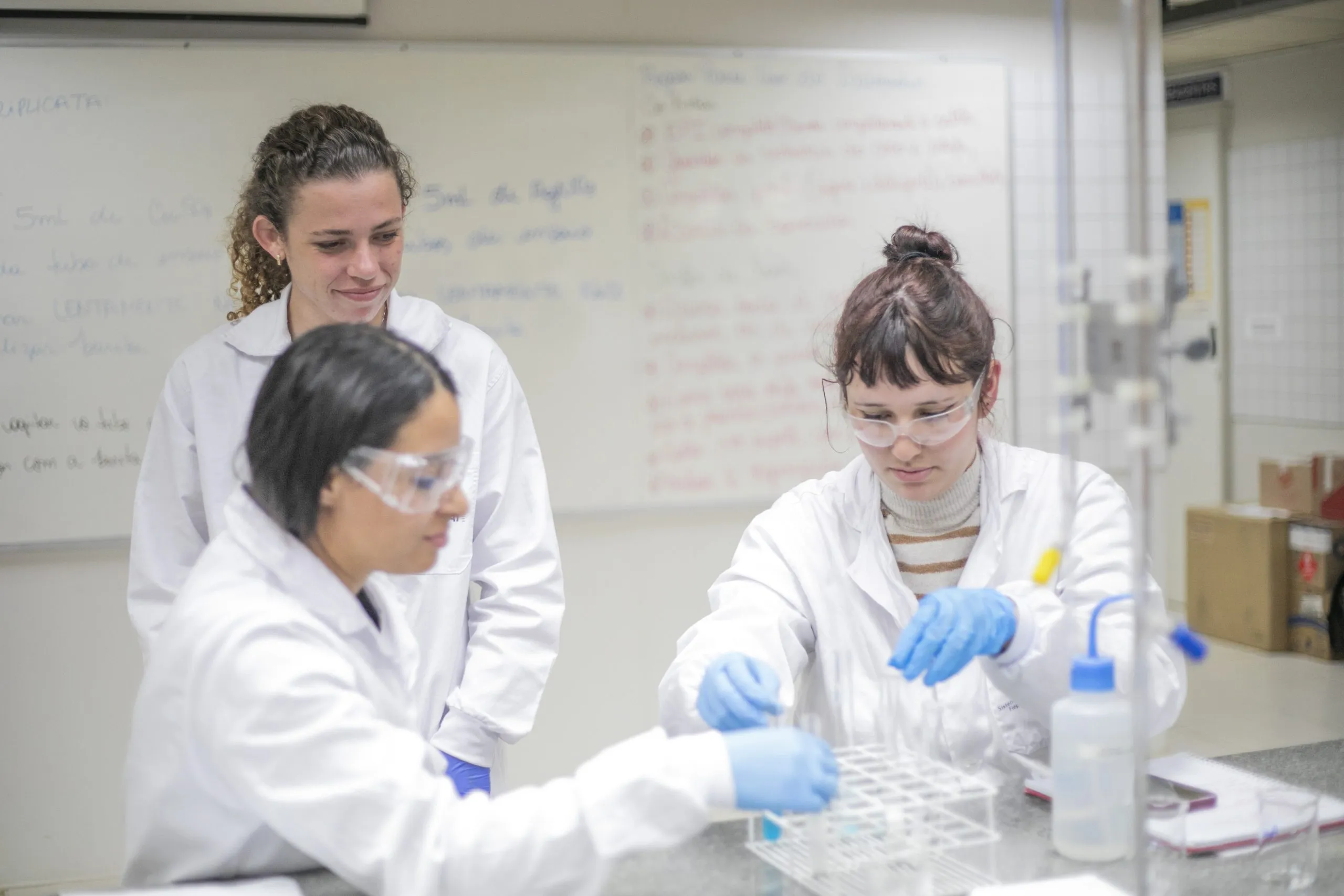 Técnico em Química atua em laboratórios e processos industriais, unindo precisão analítica, controle de qualidade e inovação em diversos setores da economia.