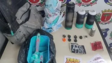 Dupla é presa em flagrante por pichar imóvel particular em Curitiba