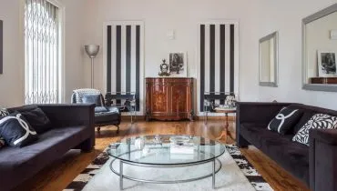 O maximalismo se revela na curadoria consciente de objetos, cores e afetos que dialogam entre si (Projeto: Camila Palladino | Imagem: Rogerio Cajui)