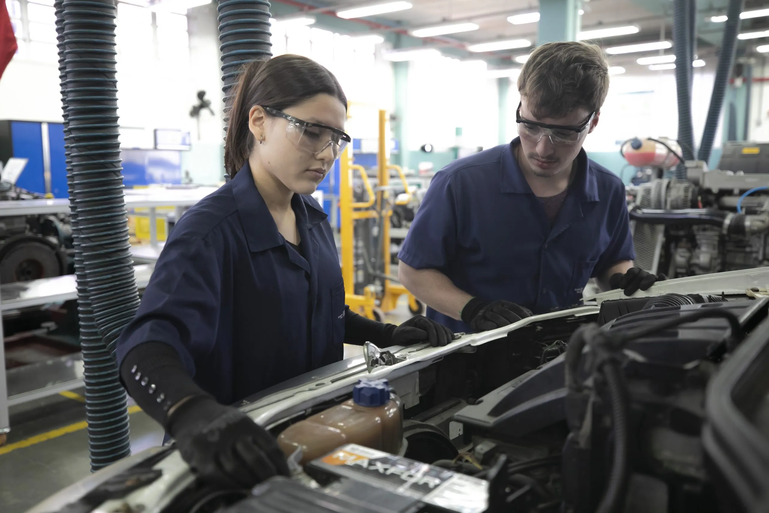 A crescente complexidade dos veículos faz com que montadoras e oficinas disputem Técnicos em Manutenção Automotiva qualificados no Paraná."